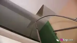 محجبة شهوانية تمص قضيبًا ضخمًا وتنك بقوة