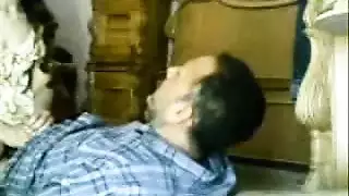 مص ثدي أثناء العمل: المثقاب الكبير للسباك يُرضي العميلة
