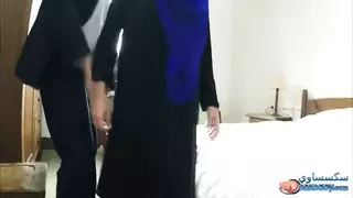 إباحي عربي: فتاة محجبة تختنق بقضيب كبير قبل أن تأخذ الحمولة