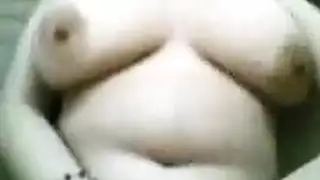 امرأة ناضجة تأخذ قضيب الشاب الصلب
