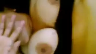 قضيب عربي ثخين يمارس الجنس بعمق في فيلم بورنو