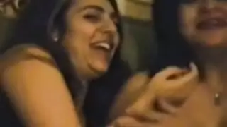 عائلي صريح xxx: ثنائي أم ابنة مع فعل مقص مبلل