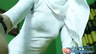 من ملابس داخلية شفافة إلى العري الكامل: العرض الساخن لنموذج الكاميرا العربية