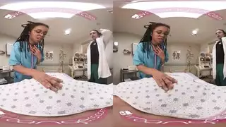 بنت سمراء محترفة في فنون المص