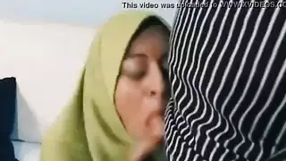 نساء عربيات ممتلئات الصدر في جلسات جماع عميق