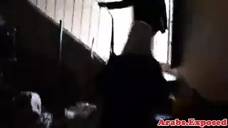 محجبة تنزل على رجل في مشهد جنس عربي صريح