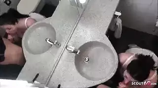 أخ وأخته يمارسان الجنس الساخن في الحمام