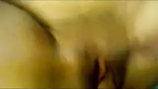 مشهد إباحي: فتاة عربية محجبة تأخذ قضيبًا وتعصر ثدييها الكبيرين