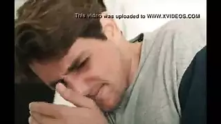 الام تنتضر ابن اختها في المنزل