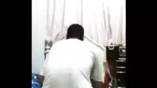 مقطع xxx: رجل يأخذ زوجته من الخلف في فعل عنيف