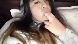 شريط نكاح جزائري viral: حبيبة عارية تكشف عن كسها الوردي