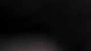 شقراء بوشم مقلاع في مشهد إباحي صريح