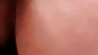 إنجي ذات المؤخرة المستديرة يتم تدمير فرجها بقضيب ضخم