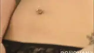 من سروال داخلي حريري إلى فتح ساقيها على مصراعيهما