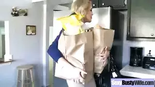 فتاة ناضجة ذات أثداء ضخمة تدعو شابًا إلى جلسة شرجية قاسية