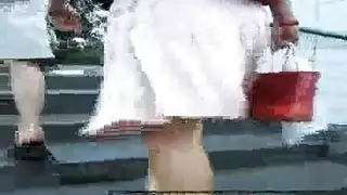 كاميرا خفية حقيقية: رفع تنورتها وملاحقة تلك المؤخرة الكبيرة