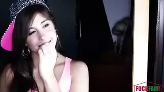 العاهرة المراهقة تمارس الجنس بقوة مع صديق والدها الميكانيكي