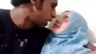 زوجة خائنة محجبة تُضاجع بعنف من قبل عشيق ناضج