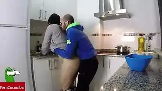 الطبخ مع زب: زوجة ممتلئة تنك وتصور