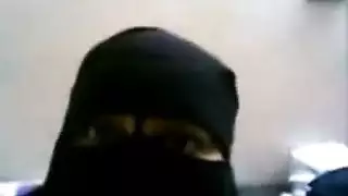 منقبة تمص الزب من تحت النقاب وتفشخ رجليها عشان تتناك