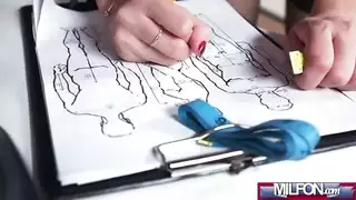 فتاة آسيوية ضخمة الصدر تنال رضع ثدييها وتلقي بلسانها في فرجها