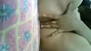 ترملة خبيرة تظهر كيف تصل للنشوة وحدها
