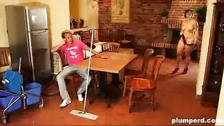 دمية صغيرة ترضي امرأة ناضجة وصديقتها الناضجة في جنس جماعي جامح