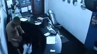 كاميرا خفية تكشف موظفة في مشهد إباحي جامح بمكان العمل