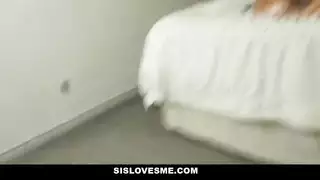 عاهرتان تتبادلان عمق الحلق والضرب بقوة