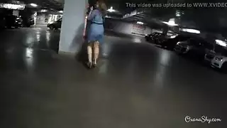 بائعة هوى تكشف عن طيزها البيضاء العارية للمتعة العامة