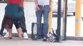 وجبة سريعة عرقية: مص وجنس في محطة الباص