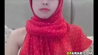 استمناء محجبة على ويب كام: تئن وهي تداعب كسها وتقرص حلماتها