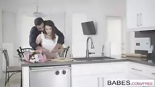 سكس بين الأعراق في المطبخ: زب أسمر كبير ينيك فتاة مستعدة