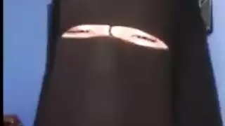 عاهرة عربية منقبة تكشف كل شيء في محادثة جنس مباشرة صريحة