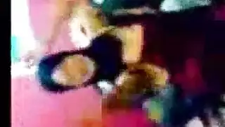 عرض الصدر بقميص يؤدي إلى تقبيل حار وجنس صريح