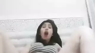 عاهرة مغربية تتفنن على زب كبير مع أصوات اختناق