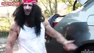 جنس فوضوي في الكراج: الميكانيكي يعطيها نيك عميق