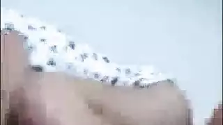 جميلة لبنانية ذات أثداء عصارية تفرك عضوه قبل مصه رطبًا