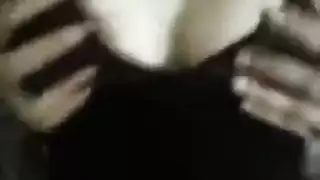 ثديي الصديقة مكشوفان وتُؤخذ في جلسة إباحية خشنة