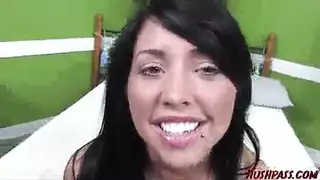 عاهرة طبية ساخنة تتوسل للسائل المنوي ثم تشربه كله