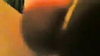 زوجة خائنة بمؤخرة سمينة: جنس صريح عاري في غرفة نوم عشيقها