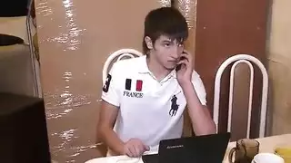 الأخ يشارك أخته الساخنة في مشهد جماعي صريح