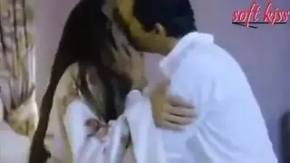 تقبيل عاطفي على السرير مع شريهان ذات الصدر الكبير يؤدي إلى جنس خشن