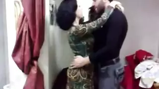 امرأة مصرية ناضجة تستقبل قذف متعدد في جماع جماعي