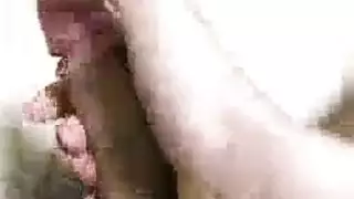 هاوية كورية صغيرة تخلع ملابسها بطريقة صريحة للكاميرا