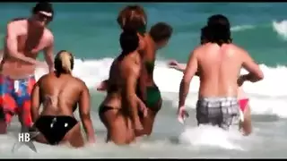 أثداء ضخمة ومؤخرة عريضة على ركوب قضيب سمين
