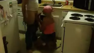 فيديو إباحي عاطفي في المطبخ مع شقراء كبيرة الثدي وقضيب اختراق ضخم