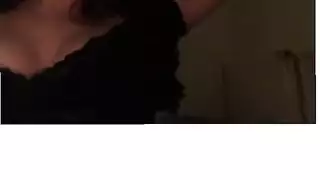 مراهقة ساخنة تطحن وتدخل أصابعها في مهبلها الزلق