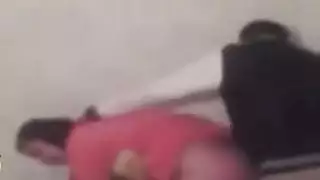 مقيدة ومحجبة: جلسة جماع مكثفة بوضعية الكلب