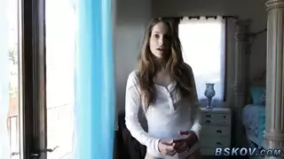 مؤخرة نايلاروكي الشبيهة بالحمار تتوسل لوضعية الكلب